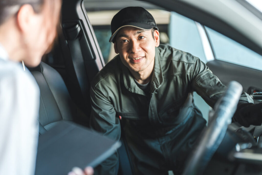 自動車車検証を確認する男性