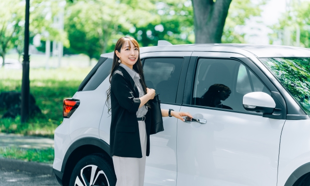 車と女性