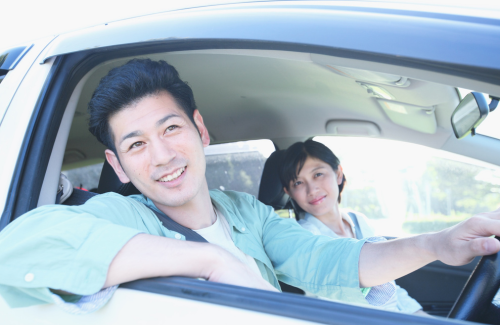 車に乗った夫婦